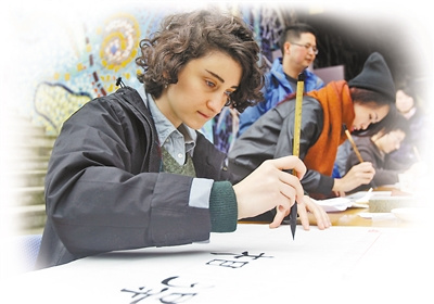 获得书法一等奖的阿丽莎现场表演。