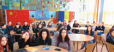 图为学汉语的罗马尼亚中学生