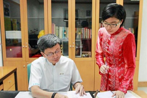 岁的马斯依扎蒂担任丹斯里林福山的私人助理