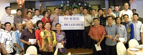 教育部副部长张盛闻在米都移交243万令吉的拨款45所华小后大合照。