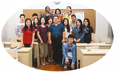 图为黄勇和他的学生在一起(张玉君
