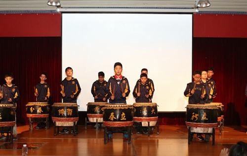 营员们表演《节令鼓韵》