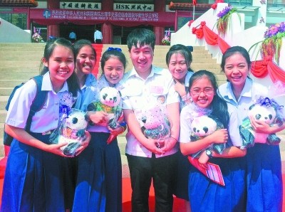 李文龙(中)和他的泰国学生合影(资料照片)。