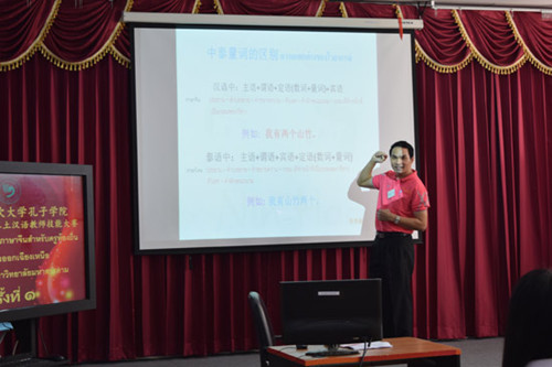 黎逸府加图中学的教师唐博盛进行授课展示