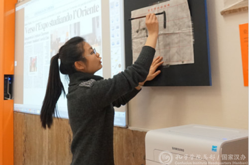 叶明老师向学生演示中国书法