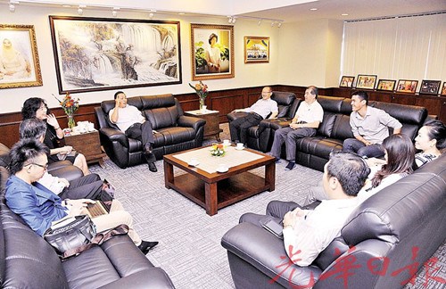 丹斯里黄荣盛局绅全民团结慈善基金会移交款项予威南日新建委会,由李振兴代领,李玉麒见证,谢舜贤及一众出席的基金会及建委会成员陪同。