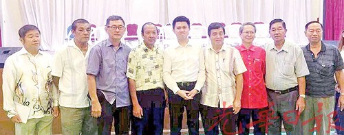 教育部移交33万令吉拨款给尤仑区3所华小代表接领后合影,左起林南义、刘财德、廖瑞兴、吕孙发、张盛闻、黄亚来、梁荣光、施泉盛及徐永强。