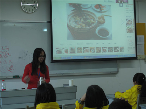 营员在展示马来西亚的美食