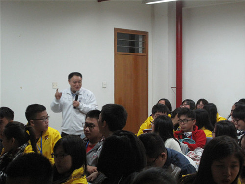 刘正文老师在与学生交流