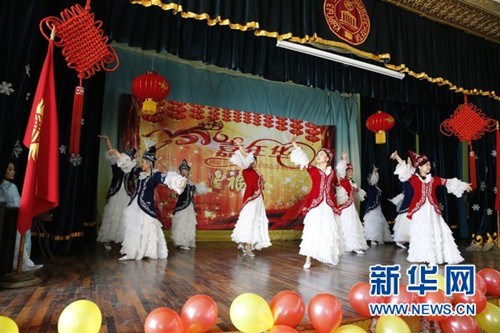 12月25日,吉尔吉斯国立民族大学孔子学院汉语教师跳吉尔吉斯舞蹈开场。新华社发(罗曼摄)