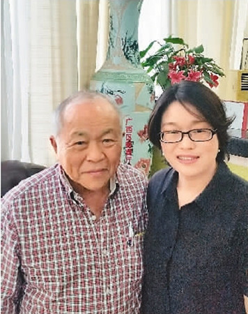 图为本文作者(右)和王冠川先生