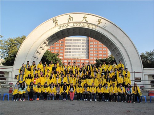 暨南大学校门合影