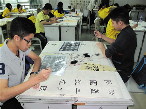 营员们认真地学习书法