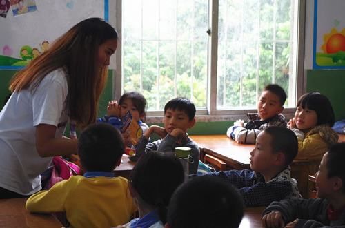 留学生志愿者精心准备了生动的泰国文化课