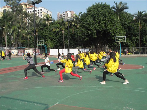 营员们在学习南拳的基本拳法