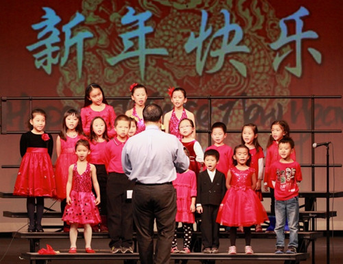 希望中校泰城校区期末演出,合唱表演“踏雪寻梅”。(图:希望中文学校盖城校区提供)