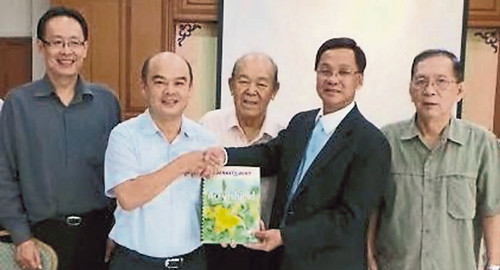 方天兴(右二)代表华总,感谢全面赞助华总大厦建筑物漆料和漆工的拿督刘文兴(左二)。