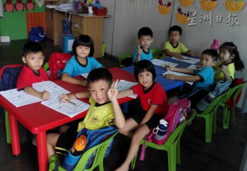 来自马越夫妻家庭的孩子纷纷进入幼儿园，与同学们一起快乐上学。后排左三是林启福的孩子。（马来西亚《星洲日报》）