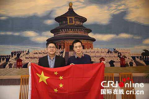 中国驻印度大使和武侯高级中学罗强老师及他的"特别的国旗"合影送别。