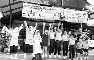 槟城州威北本那牙益侨学校开学第一天非华族学生超过半数。据马来西亚《星洲日报》