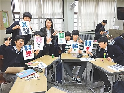本文作者(左四)和学生在一起