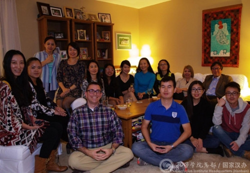Michael在家设宴,邀请所有孔院教师,庆祝特拉华大学孔子学院建院五周年