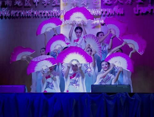 普吉中学学生表演开场舞蹈《茉莉花》