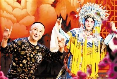 京剧名家石晓亮(左)指导斯涅让娜。