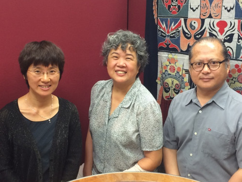 夏威夷大学中国研究中心主任刘长江(右起)与夏威夷大学孔子学院美方院长任友梅,联合欢迎中方院长吴青。(图:孔子学院提供)