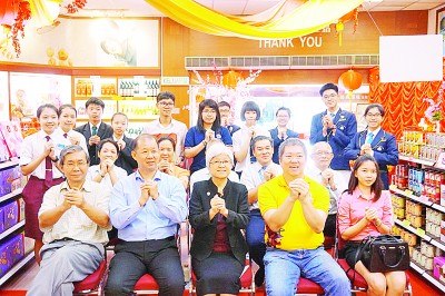 傅承得(前排左起)、邱月辉、章瑛及黄家建与众嘉宾开心合影。