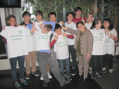 参加“中小学汉语考试”(YCT)颁赠证书典礼的学生合影。（美国《世界日报》/张嘉琪