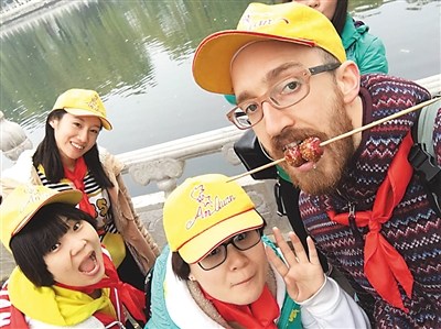 图为霍迈克与通州区马驹桥中心小学孩子在一起