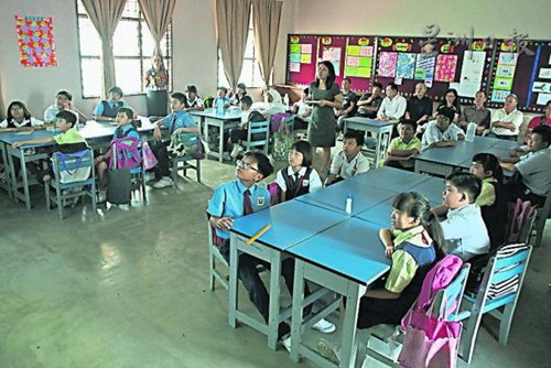 陈矜燕老师通过精明课室器材，教导六年级的学生上科学课。（马来西亚《星洲日报》）