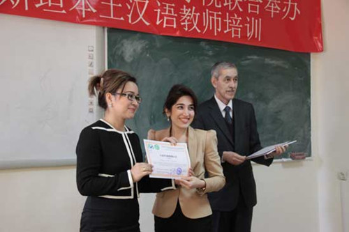 萨奥达特院长为培训学员颁发培训证书