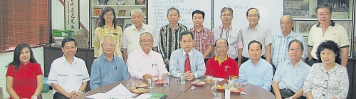 甲州国民型中学及国中华文教育发展交流会议出席。前排左起为黄梅燕、刘荣禧、许海明、杨应俊、锺伟贤、林源瑞、陈大锦、萧汉昌及冯秋苹。