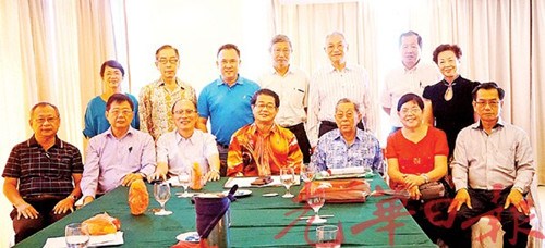 张长兴(前排左起)、林良平、吴文宝、林荣华、郭金棠、黄楚香及许益镇于会议结束后合影。