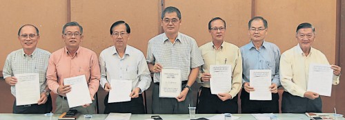 三机构希望华社可以更关注国民型中学问题。左起为吴文宝、周世扬、陈友信、廖国华、陈德祥、王文坂及余开云。