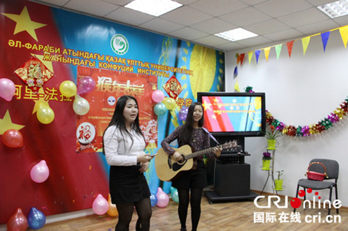 哈萨克斯坦学生的吉他弹唱。