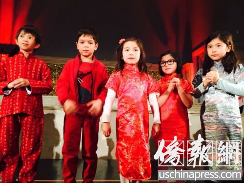 小朋友身着春节喜庆服饰贺新年。（美国《侨报》/陈辰