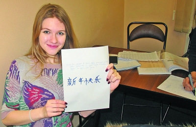 图为莫斯科一所中文学校的学生向记者展示其“画字成果”。汪嘉波