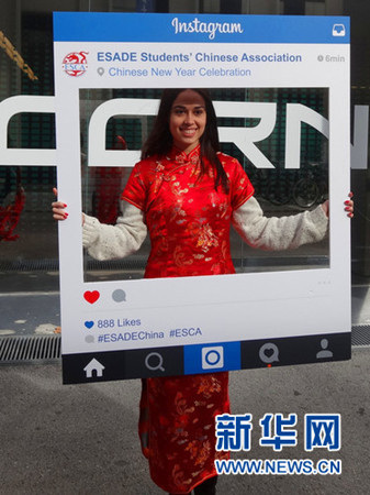 外国女生穿着中国风格服装拍照。新华社记者周喆