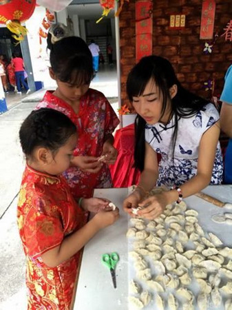 肖老师在指导学生包水饺