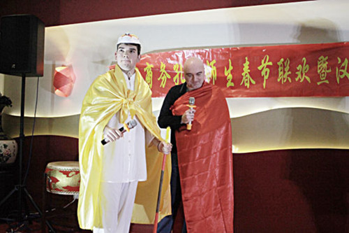 希腊商务孔子学院学生表演小品《希游记》。