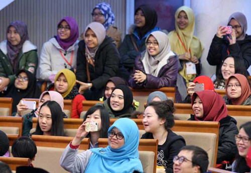 11月,来自马拉西亚(Malaysia)的学生和中国学生在北京外国语大学(BFSU)举办的马拉西亚文化节上观看表演。图片来源:王壮飞/中国日报