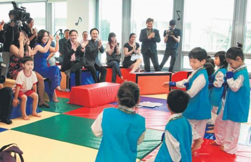 迈杰思幼儿园学生在该集团首个华文幼儿园的开幕仪式后呈献表演,在场的嘉宾新加坡报业控股华文媒体集团执行副总裁陈康威(面向镜头坐者右四)、迈杰思创办人詹富安(坐者右三)等都报以热烈掌声。(联合晚报)