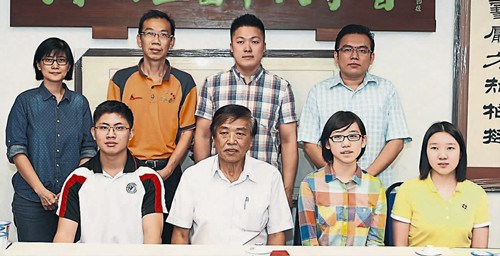 大马留华同学会与上届培育英才计划就读生,召开第二届招生说明会。前排左起为尤恺聪、陈志成、劳玮笙及江芷欣;后排左起为蔡莉莉、劳志雄、莫泽林及刘为义。