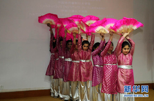 2月19日，在巴基斯坦首都伊斯兰堡，伊斯兰堡孔子学院及其合作学院的学生正在表演欢庆中国元宵节文艺节目。新华网发（艾哈迈德·卡迈勒摄）