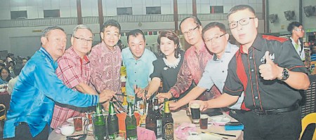 三民独中新春大联欢,众嘉宾领袖一起捞生,祝贺今年更胜往年。左起拿督卢顺荣、张光明博士、陈健发、蔡金徠与拿汀方玉蓉夫妇、朱儒豹、江顺进及邱伟福。