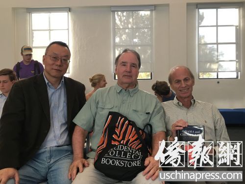 洛杉矶西方学院尹晓煌(左一)教授接受采访。(美国《侨报》/聂达