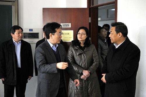 图为周虹院长（左二）向侯君舒书记（右一）介绍北京华文学院学生来源情况。